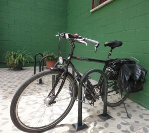 Patio con espacio para bicis en Madrid, distrito Salamanca, 2014 (bici anclada con dos candados Abus)